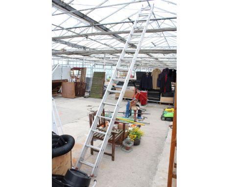 A 32 RUNG EXTENDABLE ALUMINIUM LADDER