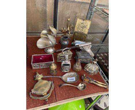 AN ASSORTMENT OF METAL WARE ITEMS TO INCLUDE A BRASS DOOR KNOCKER, BELLS AND A LETTER RACK ETC