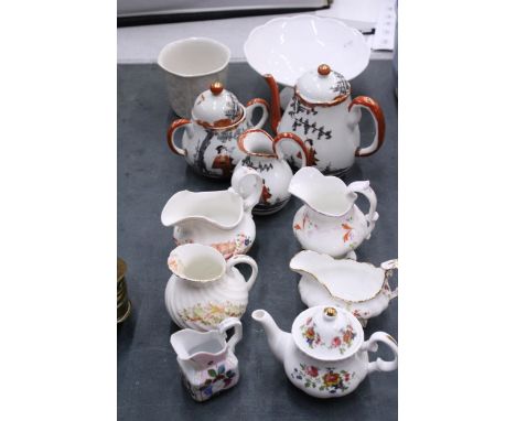 A QUANTITY OF CHINA AND PORCELAIN TO INCLUDE AN ORIENTAL TEAPOT, SUGAR BOWL AND CREAM JUG, CHINA JUGS, A FOOTED BOWL, ETC