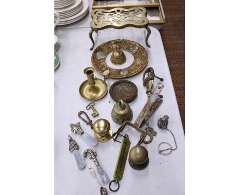 A QUANTITY OF BRASSWARE TO INCLUDE A TRIVET, VINTAGE DOOR KNOBS, BELLS, A CANDLESTICK, DOOR KNOCKER, BALANCE SCALES, SILVER P