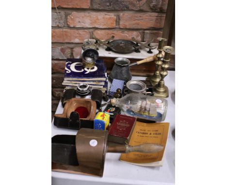 A MIXED LOT TO INCLUDE A COPPER GRAIN SCOOP, SCALES, CANDLESTICKS, A SMALL RUSSIAN BOX, SMALL LAMP, CIGARETTE BOX, VINTAGE CA