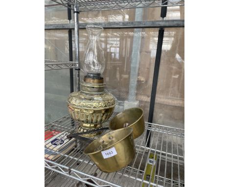 A VINTAGE BRASS OIL LAMP AND TWO BRASS PANS WITH STEEL HANDLES