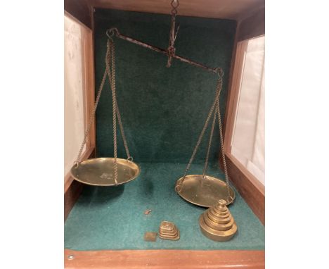A PAIR OF BRASS BALANCE SCALES IN A GLASS CASE WITH WEIGHTS TO INCLUDE TROY OZ, DWTS AND A 4 GRAIN WEIGHT