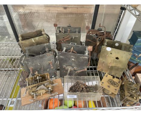 A LARGE ASSORTMENT OF VARIOUS VINTAGE CLOCK MOVEMENTS
