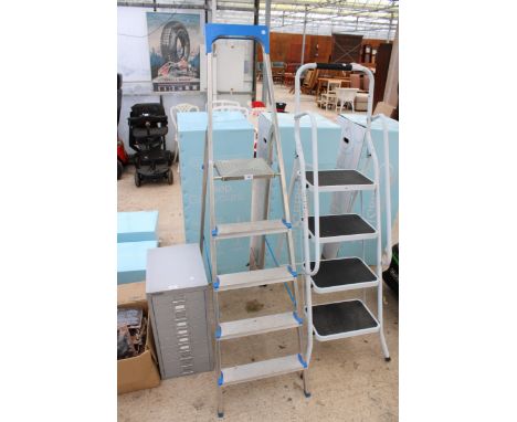 AN ALUMINIUM FOUR RUNG STEP LADDER