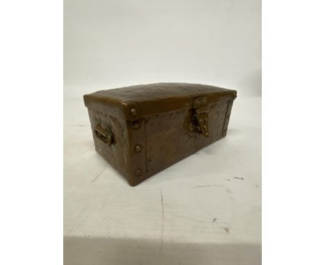 AN ARTS AND CRAFTS HAMMERED COPPER AND RIVETED TRUNK STYLE BOX 16CM LONG
