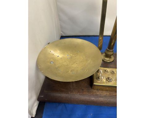 A SET OF AGATE BRASS BALANCE SCALES ON A WOODEN BASE WITH VARIOUS WEIGHTS