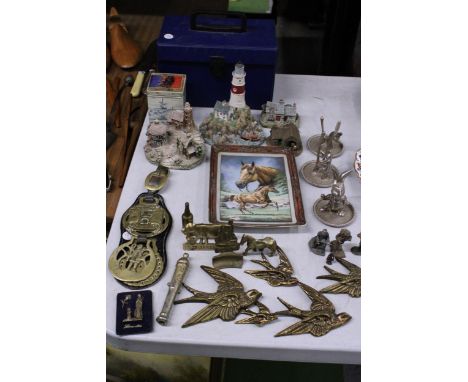 A MIXED LOT TO INCLUDE A SET OF FIVE BRASSWARE WALL HANGING SWALLOWS, HORSE BRASSES, A FRANKLIN MINT QUARTER HORSE CERAMIC PL