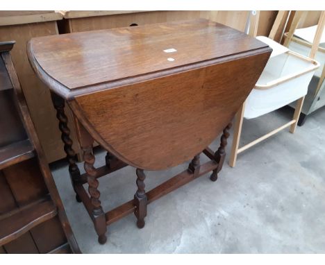 AN EARLY 20TH CENTURY OVAL OAK BARLEY TWIST GATE LEG TABLE, 42" X 30" OPENED