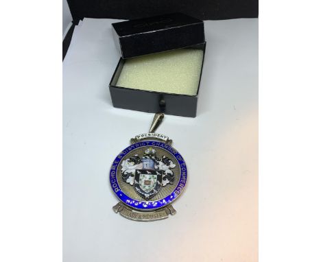 A LARGE HALLMARKED BIRMINGHAM SILVER AND ENAMEL ROCHDALE AND DISTRICT CHAMBER OF COMMERCE TRADE AND INDUSTRY MEDALLION PENDAN