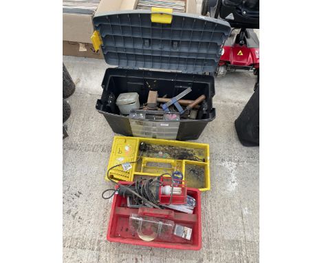 A PLASTIC TOOL BOX WITH AN ASSORTMENT OF TOOLS TO INCLUDE A WORK LIGHT, A CLAMP AND A MALLET ETC