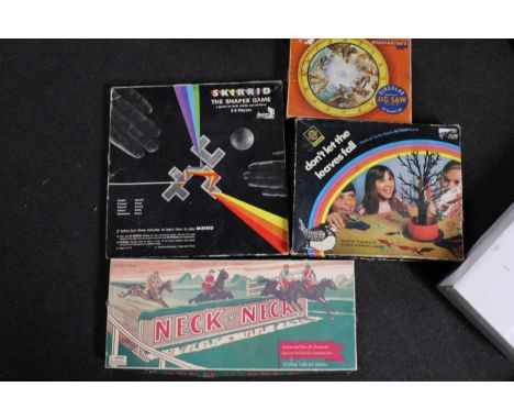 FOUR BOXED GAMES TO INCLUDE NECK AND NECK HORSE RACING GAME, SKIRRID, THE SHAPES GAME, A WADDINGTONS VINTAGE CIRCULAR JIGSAW 