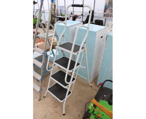 A FOUR RUNG NON SLIP STEP LADDER