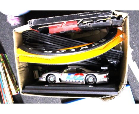 A QUANTITY OF SCALEXTRIC TRACK, A LARGE MAISTO MERCEDES CLK LM ON A PLINTH, ETC