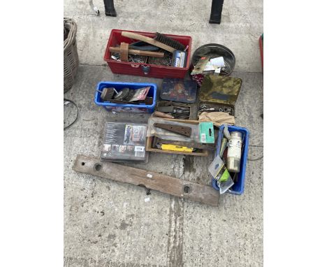 AN ASSORTMENT OF TOOLS TO INCLUDE WIRE BRUSHES, A SPIRIT LEVEL AND HINGES ETC