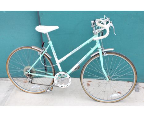 A VINTAGE TOWNSEND BIKE WITH 6 SPEED GEAR SYSTEM