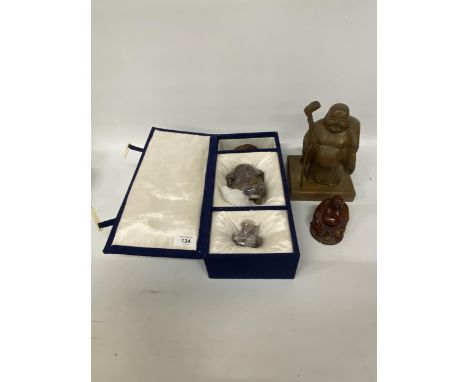 A BOXED JADE CHINESE URN TOGETHER WITH TWO WOODEN BUDDHA FIGURES