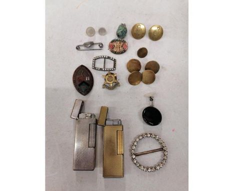 A MIXED LOT TO INCLUDE TWO DUNHILL LIGHTERS, A BURMA STAR BADGE, COSTUME JEWELLERY, BUTTONS ETC