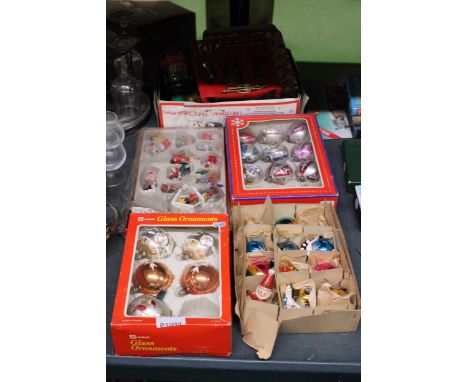 A COLLECTION OF VINTAGE CHRISTMAS TREE DECORATIONS