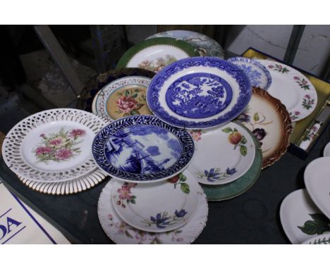 A COLLECTION OF VINTAGE CABINET AND WALL PLATES TO INCLUDE DELFT, ETC
