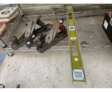 A SPIRIT LEVEL AND THREE VINTAGE WOOD PLANES TO INCLUDE A RECORD AND TWO STANLEY