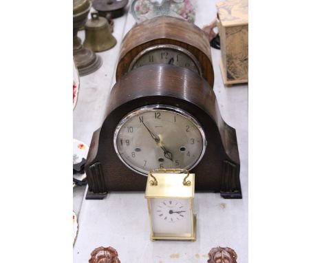 TWO VINTAGE CASED MANTEL CLOCKS TO INCLUDE A SMITHS TOGETHER WITH A PEARCE &amp; SONS LTD LEICESTER BRASS CARRIAGE CLOCK