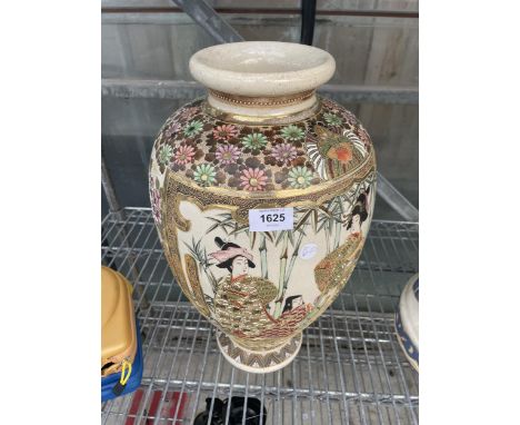 A DECORATIVE ORIENTAL STYLE CERAMIC VASE (H:46CM)