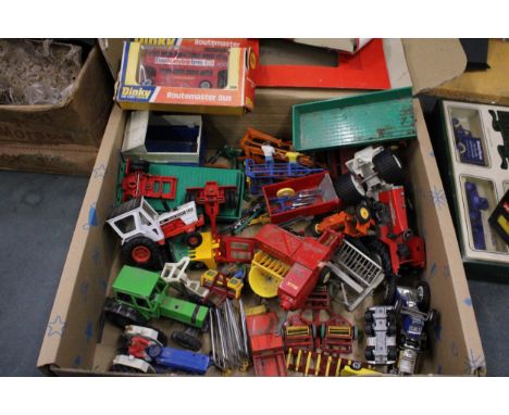A COLLECTION OF VINTAGE FARM TOYS TO INCLUDE TRACTORS, TRAILERS, ACCESSORIES, ETC - BRITAINS, CORGI, ETC