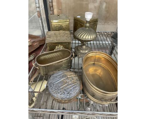 AN ASSORTMENT OF BRASS ITEMS TO INCLUDE A SMALL TWIN HANDLED PAN, CADDIES AND A LAMP ETC