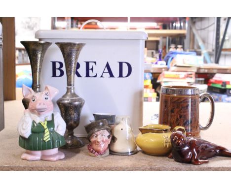 A QUANTITY OF ITEMS TO INCLUDE A VINTAGE ENAMEL BREAD BIN, A PAIR OF BRASS ASIAN STYLE VASES, SMALL TOBY JUGS, A TANKARD, POT