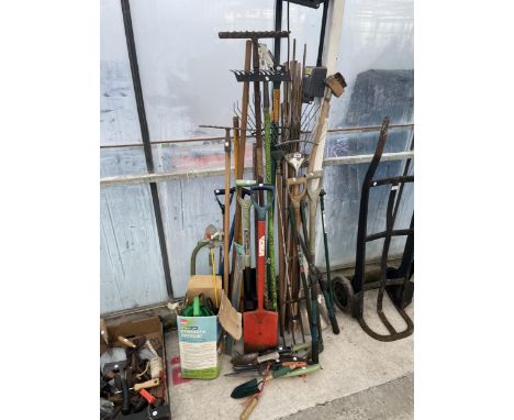 AN ASSORTMENT OF GARDEN TOOLS TO INCLUDE SPADES, FORKS AND RAKES ETC