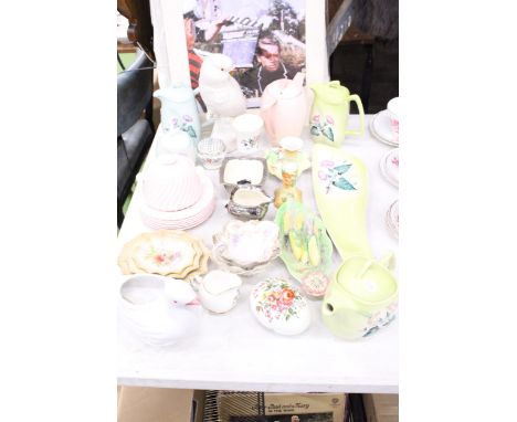 A MIXED LOT TO INCLUDE A PARROT FIGURE, A CARLTON WARE TEAPOT, JUGS, PRESERVE POT AND PLATES, VINTAGE ROYAL DEVON SMALL FLORA