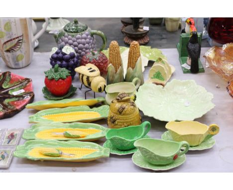 A QUANTITY OF COLLECTABLES TO INCLUDE A VINTAGE BEEHIVE HONEY POT, BARBOTINE STRAWBERRY PRESERVE POT, CARLTONWARE TOAST RACK,