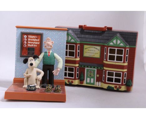 A WALLACE AND  PLAY HOUSE SET TO INCLUDE FIGURES AND A WALLACE AND GROMIT ALARM CLOCK