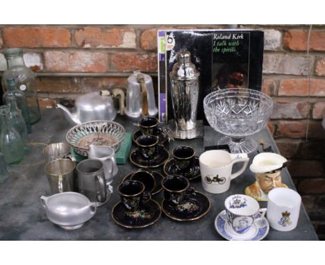 A MIXED LOT TO INCLUDE A PICQUOT WARE TEASET TO INCLUDE A TEAPOT, COFFEE POT, SUGAR BOWL AND MILK JUG, TANKARDS, A SILVER PLA