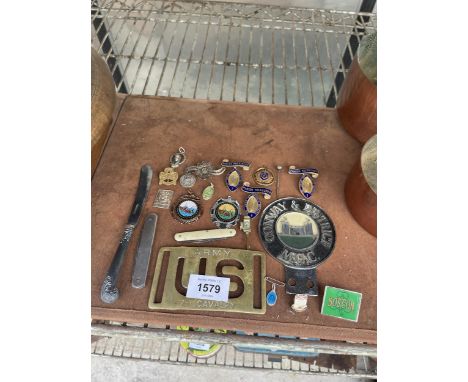AN ASSORTMENT OF ITEMS TO INCLUDE A BRASS US ARMY BELT BUCKLE, VARIOUS BADGES AND A SMALL BUTTER KNIFE WITH HALLMARKED SILVER