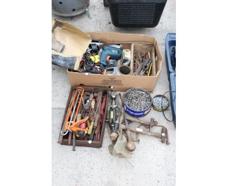 AN ASSORTMENT OF TOOLS TO INCLUDE HAMMERS, BRACE DRILLS AND SPANNERS ETC