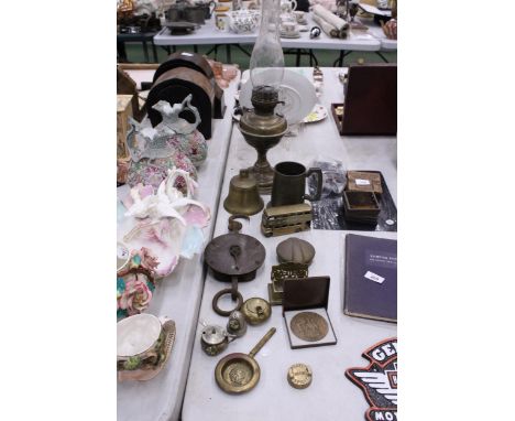 A QUANTITY OF BRASSWARE, ETC TO INCLUDE A POLISH BRONZE MEDAL, AN OIL LAMP, BELL, BUS, TANKARD, WEIGHING SCALES, STAMP BOX, S