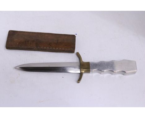 A VINTAGE STILLETO KNIFE AND SCABBARD - 12 CM BLADE - LENGTH - 23 CM