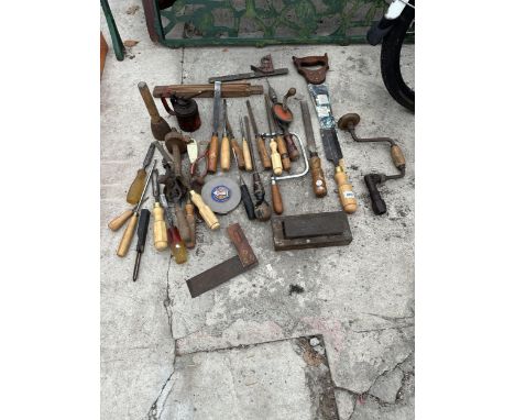 AN ASSORTMENT OF VINTAGE HAND TOOLS TO INCLUDE CHISELS, A BRACE DRILL AND A SHARPENING STONE ETC