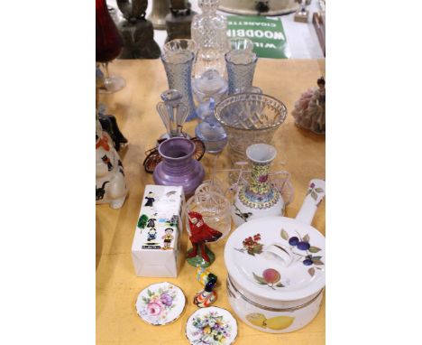A MIXED LOT TO INCLUDE A ROYAL WORCESTER EVESHAM SAUCE PAN, CARLTONWARE COLLECTORS CLUB MEPHISTE BOXED FIGURE, MURANO STYLE G