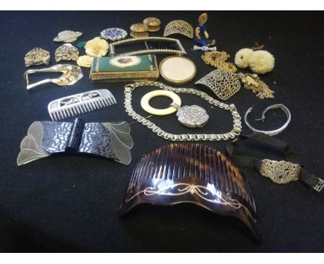 Quantity of vintage jewellery etc. 