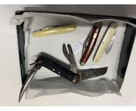 Four vintage penknives including a 1940 broad arrow marked jack knife 