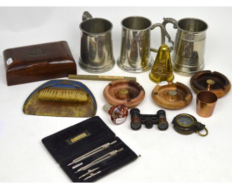 A collectors' lot to include a vintage crumb scoop and brush, two butter pats, a pair of olive wood ashtrays with inset Greek
