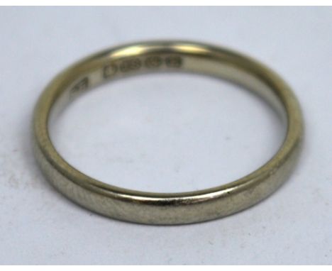 An 18ct white gold wedding band, size K, approx 2.5g.