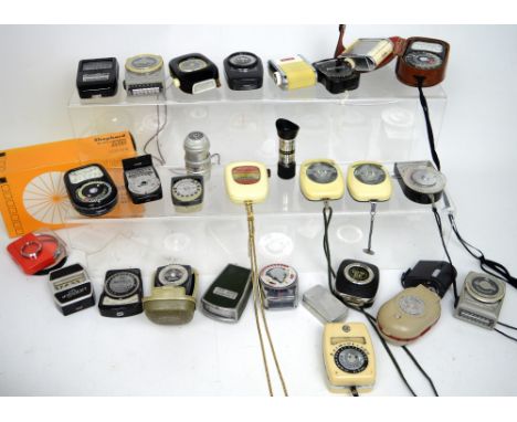 A large and varied selection of vintage light meters to include a Weston Master III, an Elcometer, a Bewi Automat A and other