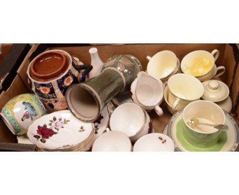 A mixed quantity of ceramics to include a Royal Doulton 'Melissa' part dinner and tea service comprising six dinner plates, s