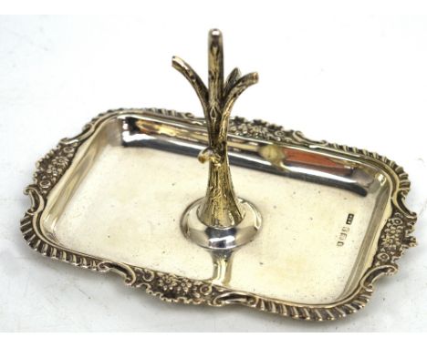 An Edward VII hallmarked silver ring stand with integral rectangular tray, repoussé-decorated rim, Birmingham 1904, approx 2o