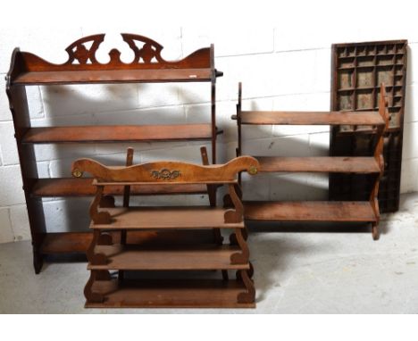 An oak four-shelf open bookcase with carved frieze, two mahogany wall-hanging bookshelves and a sectioned printers' tray (4).