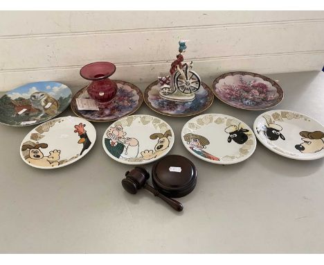 Mixed Lot: Various collectors plates to include Wallace &amp; Gromit, cranberry glass vase, small wooden gavel and other item